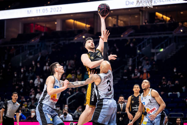 凭借其在萨 凭借其在萨